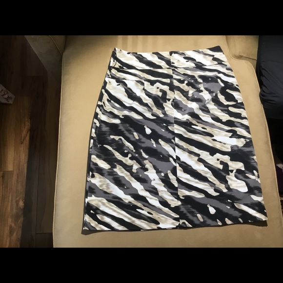 Fashion Forward BUSINESS Knee length skirt - Picture 2 of 3